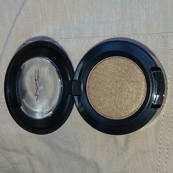 3/$30 NIB MAC Veluxe Pearl Eyeshadow - Woodwinked - Picture 5 of 5